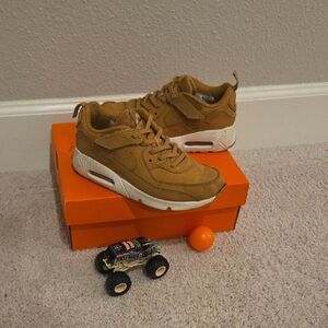 Nike AIR MAX easy on Tan Sneakers with White Soles